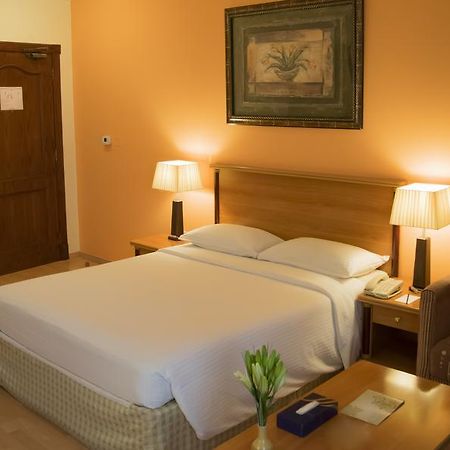 Hotel Le Royal Express Salmiya Esterno foto