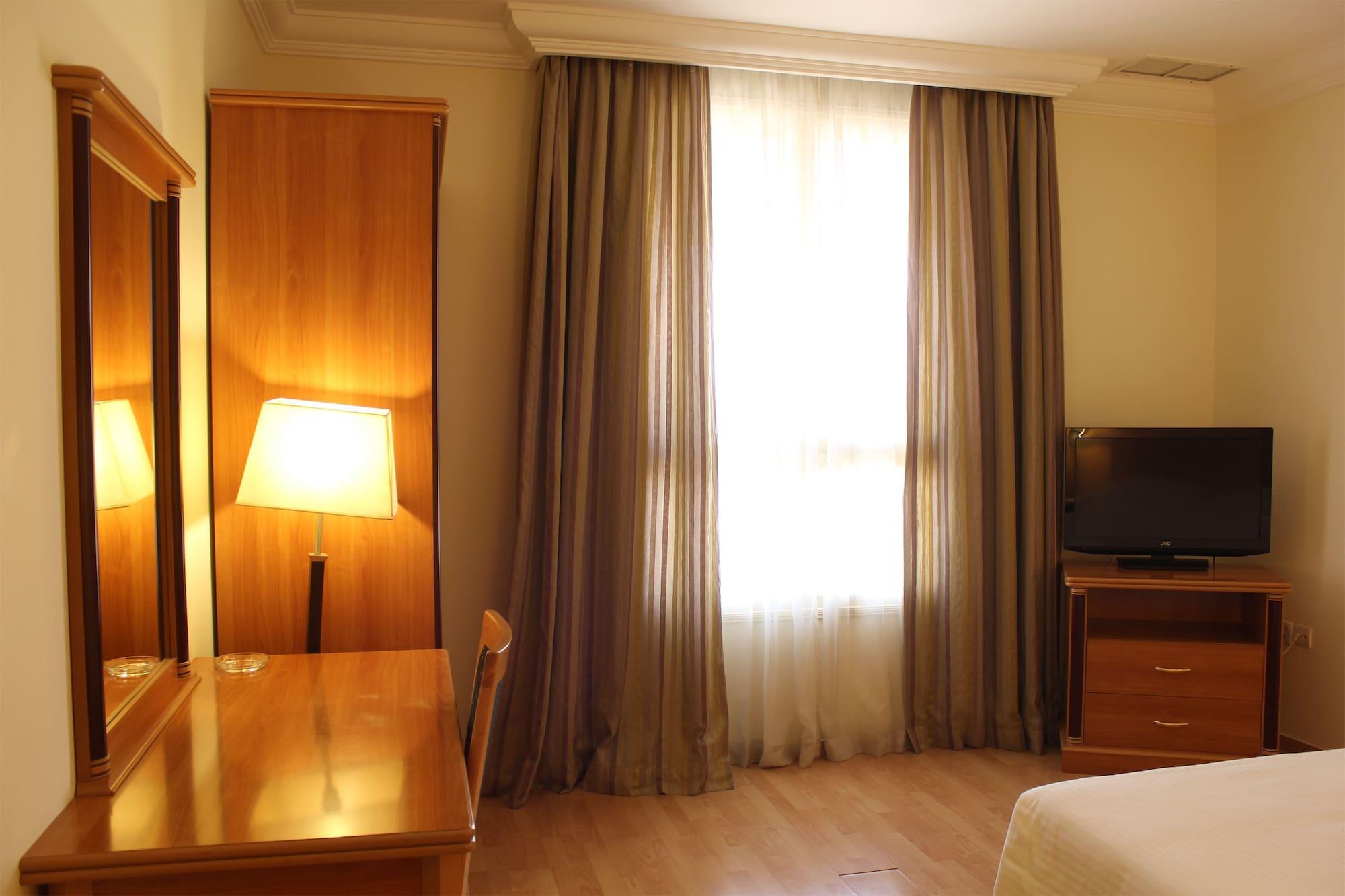 Hotel Le Royal Express Salmiya Esterno foto