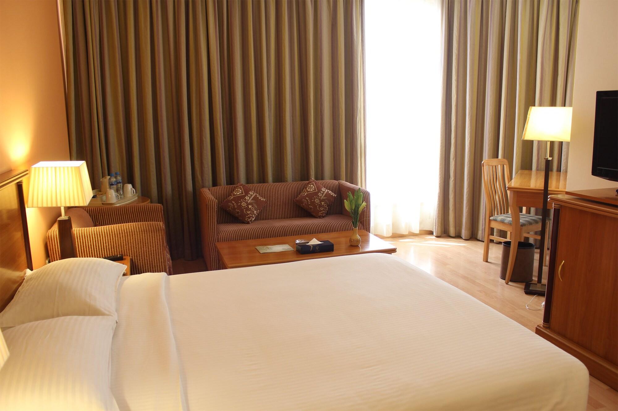 Hotel Le Royal Express Salmiya Esterno foto