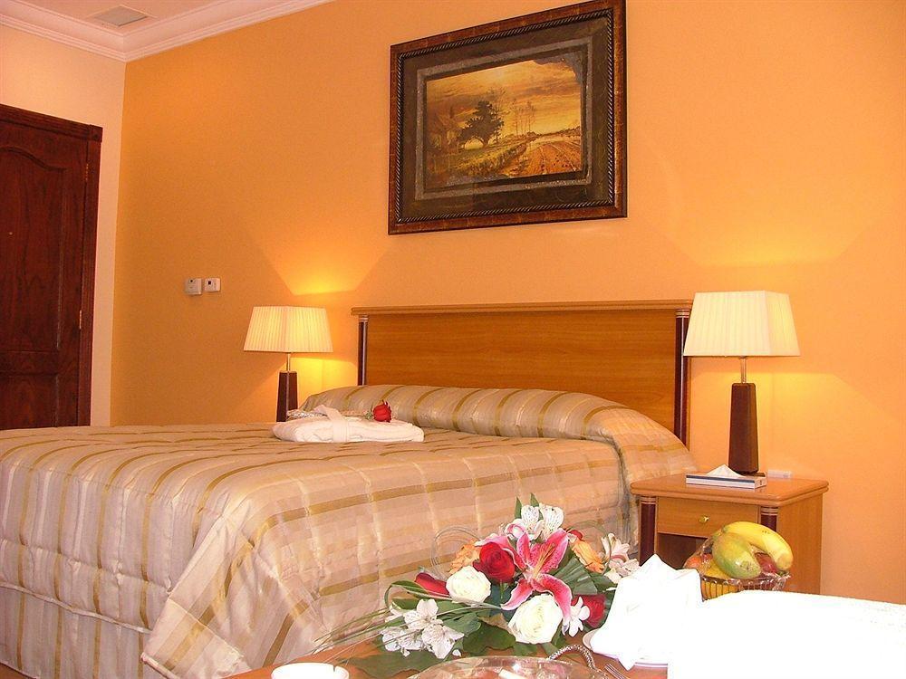 Hotel Le Royal Express Salmiya Esterno foto