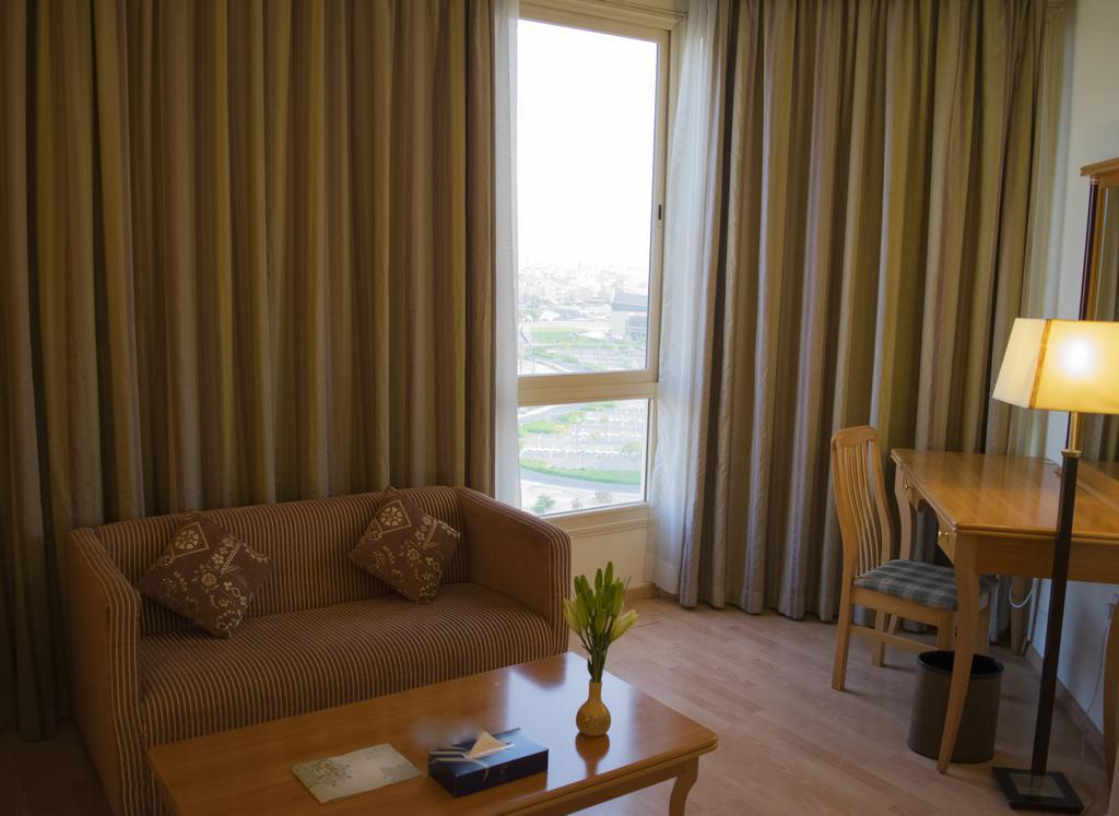 Hotel Le Royal Express Salmiya Esterno foto